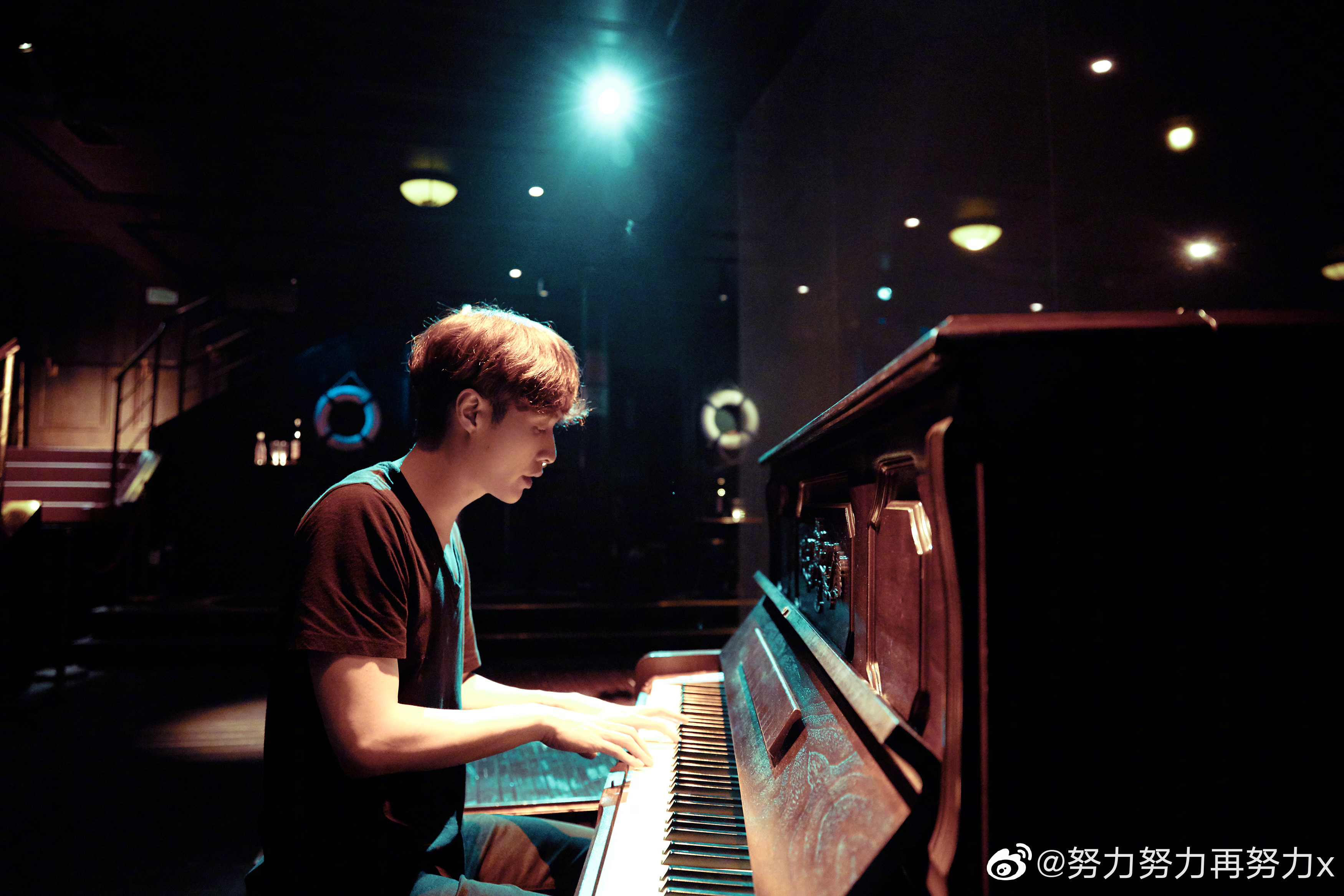 六位乐评人和你聊聊“黑化”的张艺兴《HONEY》