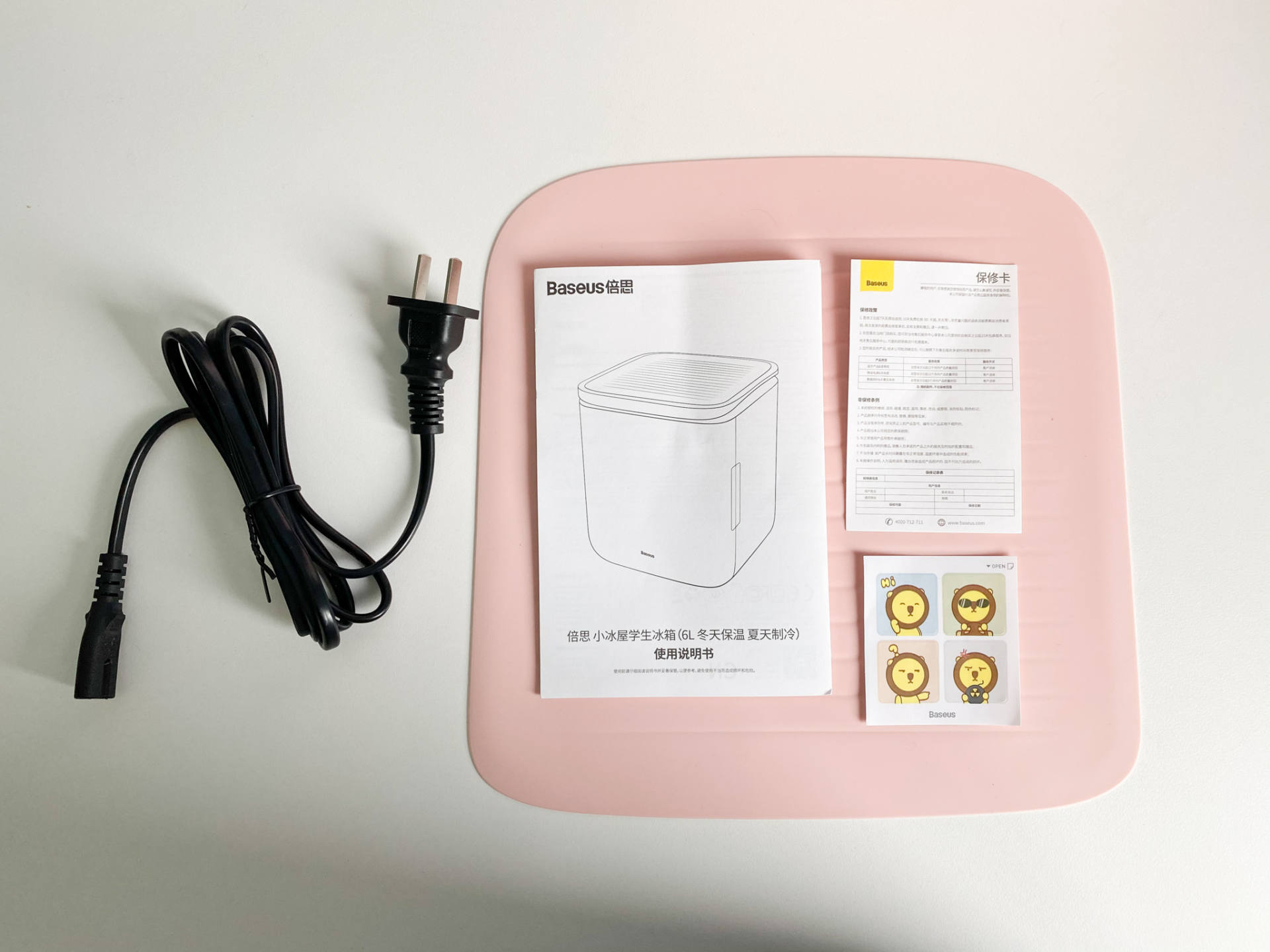 想要上班时随时喝上冷热饮?试试这款可放在桌面的小冰箱