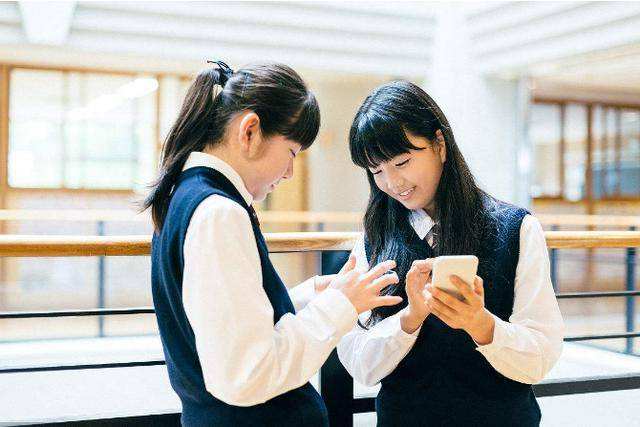 高中学生玩手机被老师没收,学生带手机到学校被老师没收了
