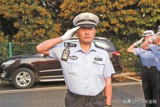 那个8年巡逻48万公里的警察走了……