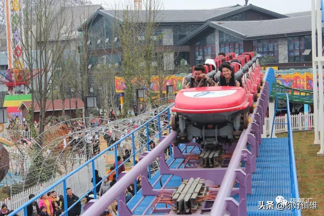 请给孩子们一个幸福的童年,镇雄人送娃娃上学