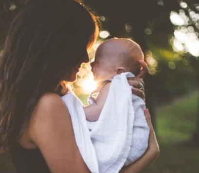 两个月的宝宝能竖抱吗,两个多月的宝宝可以竖抱了正常嘛