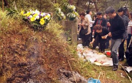 上坟烧错人了,有人烧错坟了怎么办
