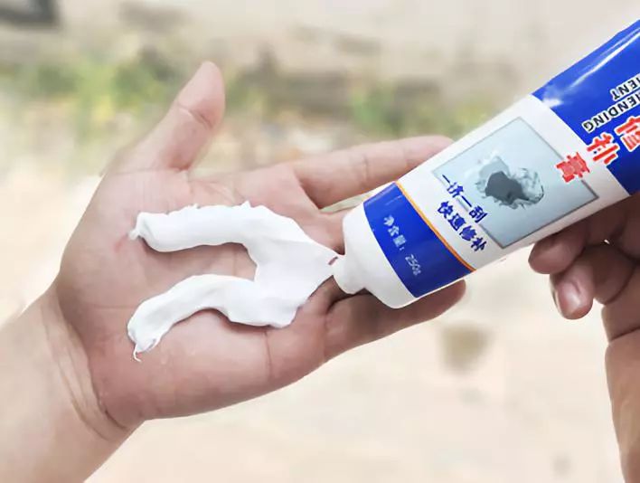 墙面修补膏修小裂缝,墙面破损修补要用石膏吗