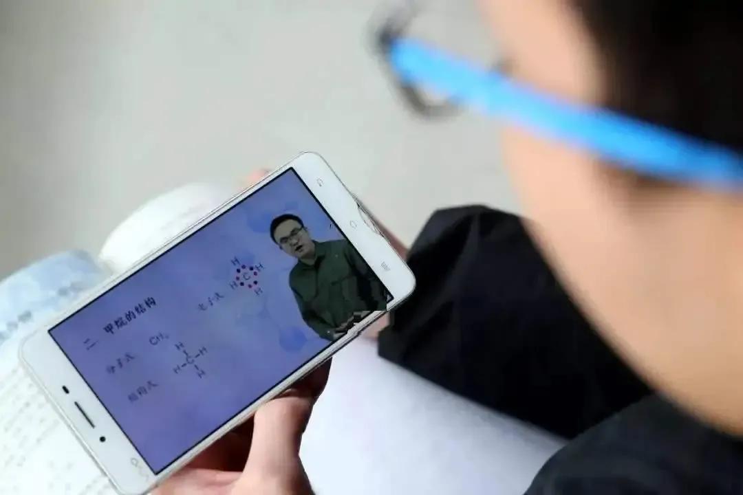 中学生如何克服网课学习的不适,一天听完所有网课