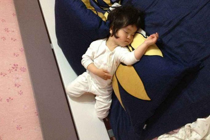 宝宝半夜满床打滚怎么回事,宝宝晚上睡觉满床打滚是怎么回事