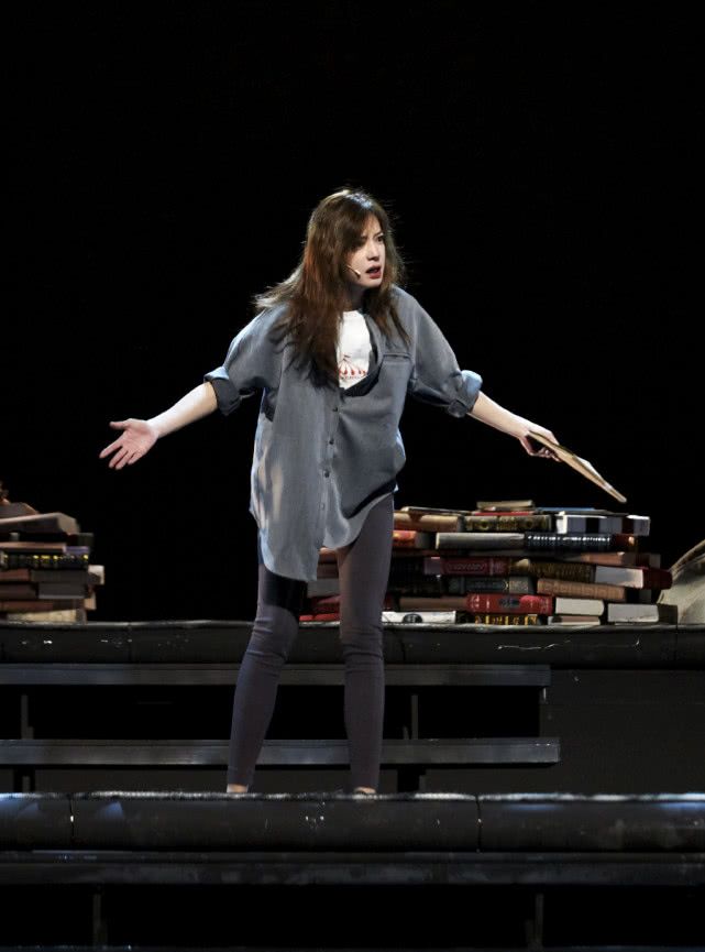 赵薇现场秀视频完整版,赵薇紧身裤穿搭