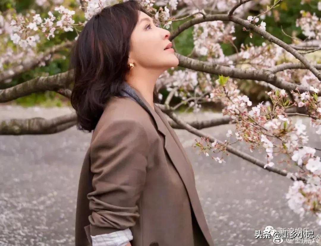 吴昕一次穿三件衣服,吴昕卖60元的礼物