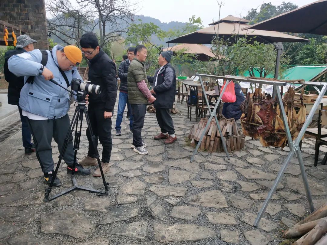 央视在广西全州庙头镇大碧头拍摄十大碗之一胆肝