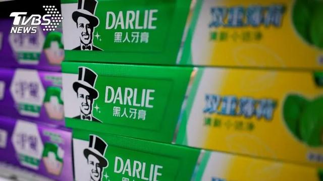 黑人反歧视抗议者终究盯上“黑人牙膏”。黑人牙膏：我太难了