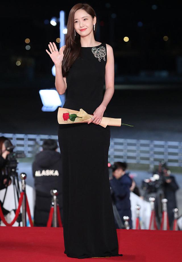 林允儿不愧是亚洲第一美女,林允儿中性西装造型