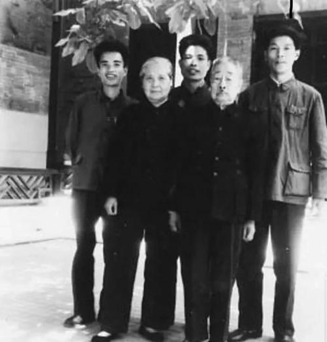 鲁迅的少年玩伴闰土的晚年生活,鲁迅和闰土都是哪年去世