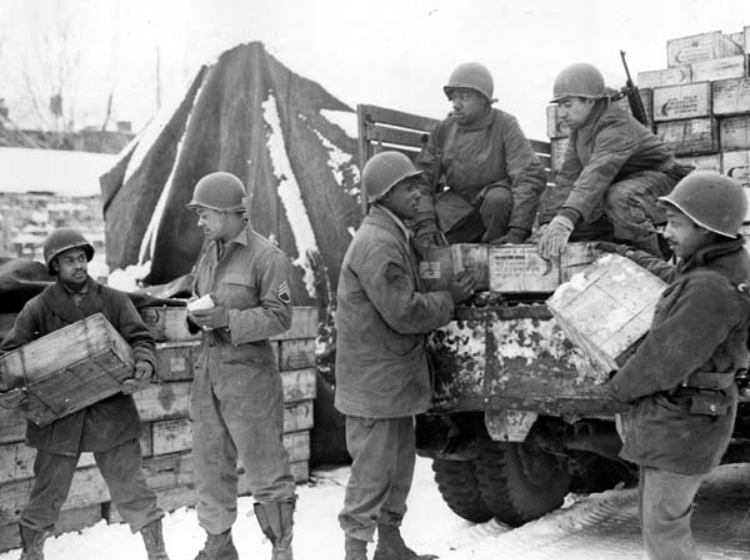 二战美军黑人歧视链:50万黑人参军卖命,却被认为智商不适合战斗