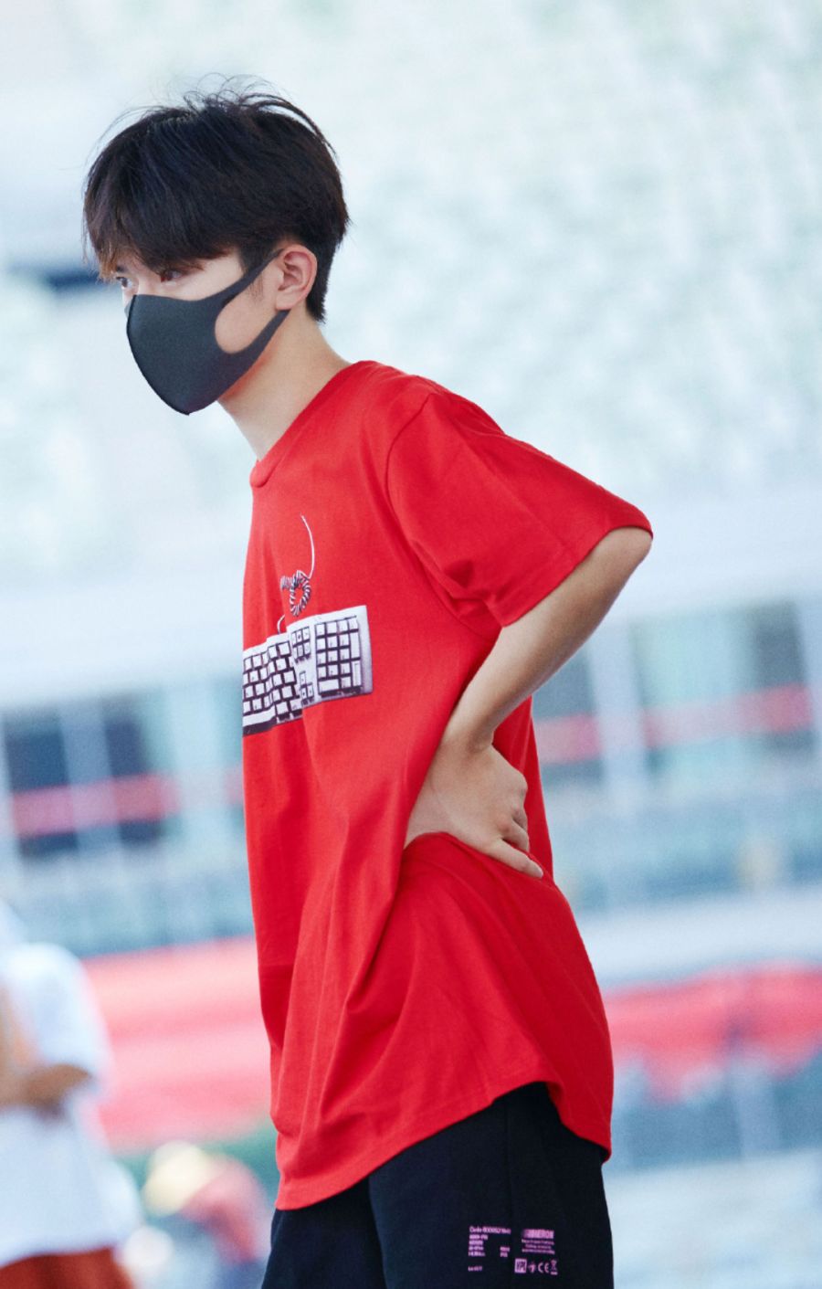 易烊千玺短裤造型,易烊千玺称自己越来越自闭了