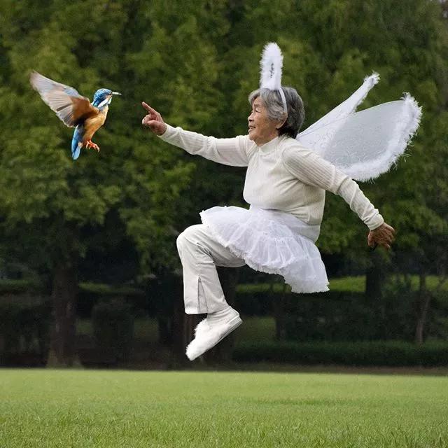 90岁日本老奶奶,酗酒飙车碰瓷,爱上自拍,人生乐趣多了100倍