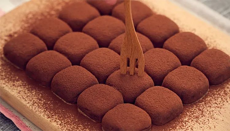 巧克力表面发绿了是不是霉变了,巧克力表面白霜是什么样的