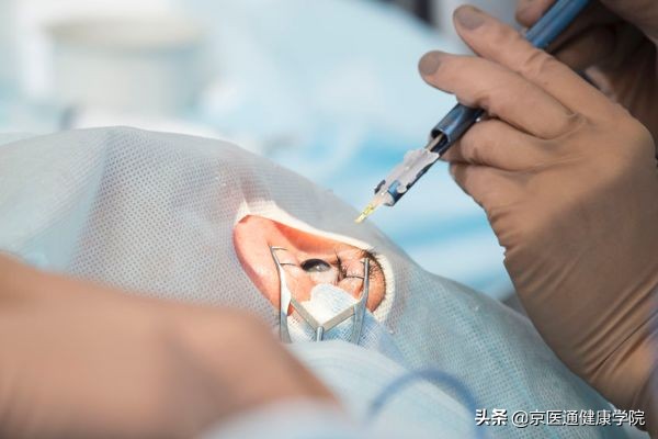 近视手术哪种手术对眼睛伤害小,激光近视手术好还是晶体手术好