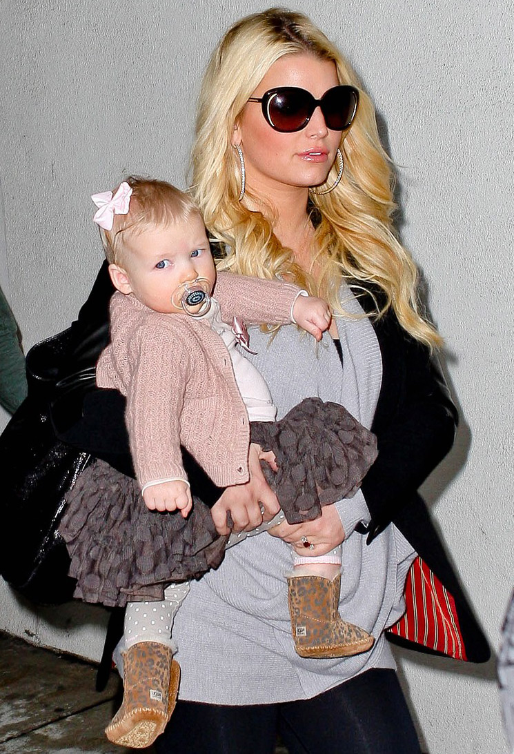 美国女子被家暴虐待身亡,美国女孩惨遭虐待