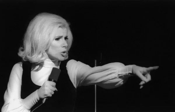 那个*点露**的女神,又带着黄段子回来了!