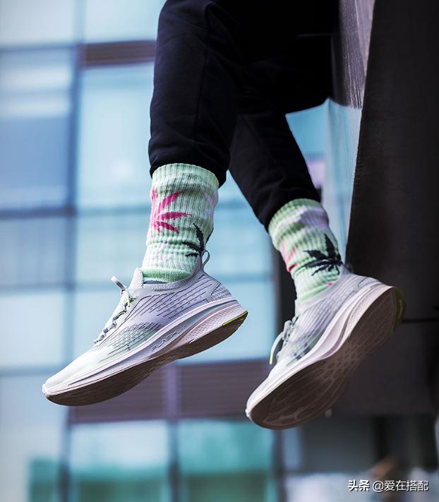 安踏氢跑鞋有多少气泡安踏氢跑鞋和闪能跑鞋哪个好