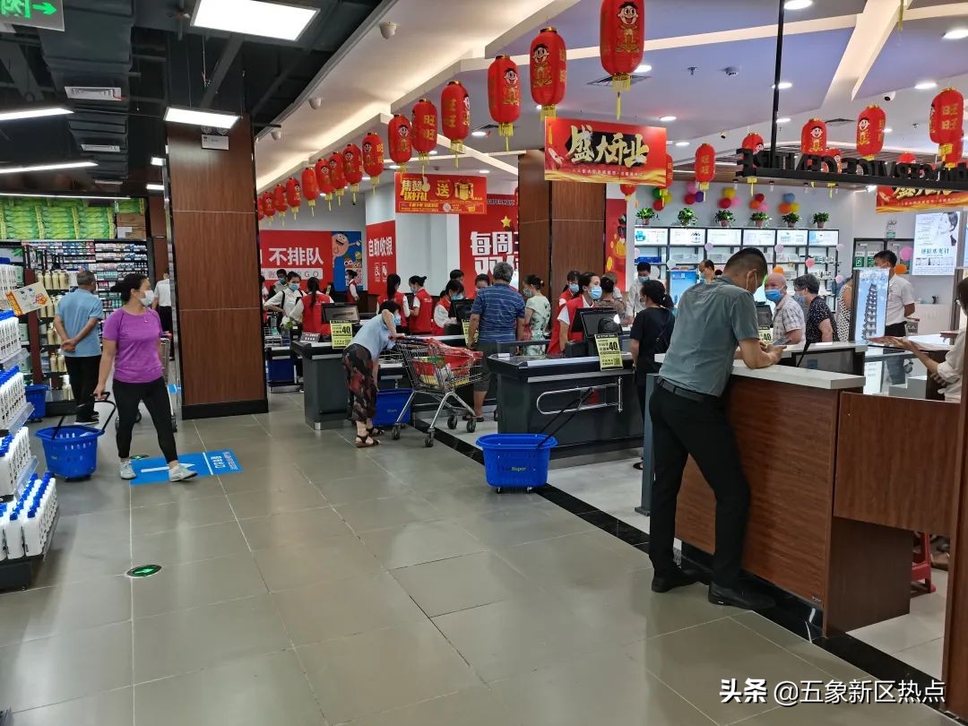 五象新区，一大型连锁超市，今日开业