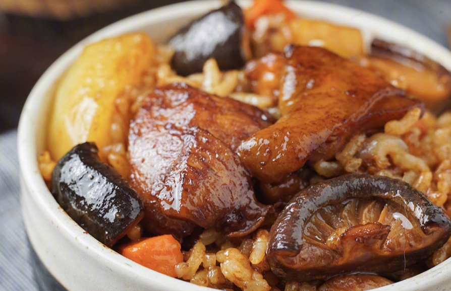 香菇焖鸡盖饭怎么做,香菇滑鸡焖饭暖暖的味道