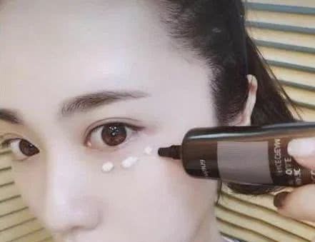 戚薇被晒出一款平价的眼霜,戚薇推荐的小黑瓶眼霜