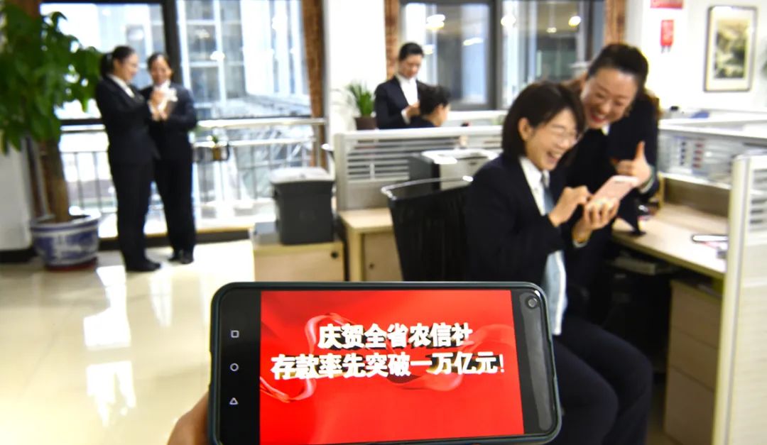 存款突破10000亿元!表情包带你分享山西农信人的激情和喜悦