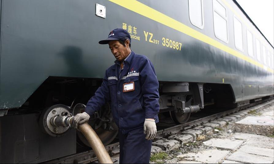 火车上的厕所是怎么处理的,火车上的厕所怎么堵住