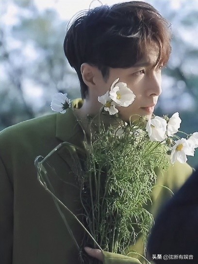 张艺兴井柏然央视主持人采访,张艺兴暖心的细节