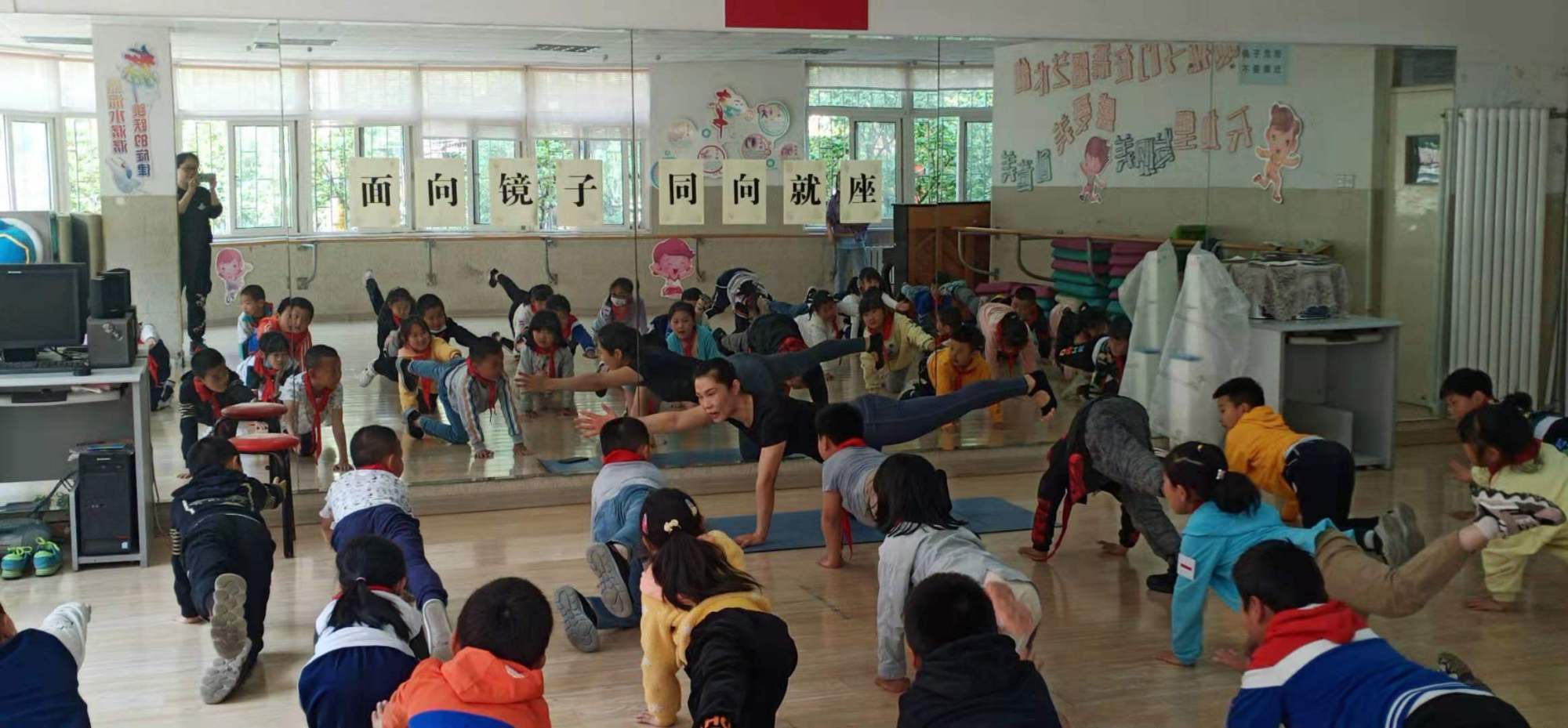 「家校携手」青岛普集路小学家长课堂：瑜伽进校园