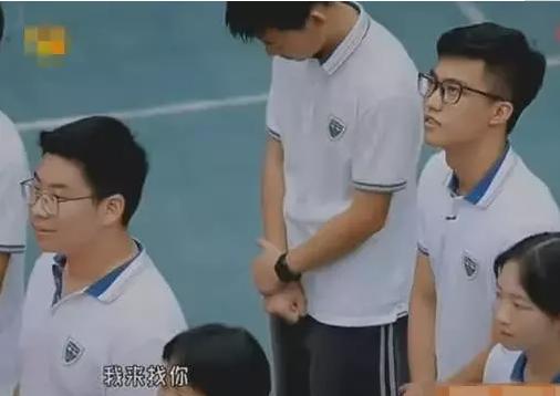 胖女孩表白男同桌,胖女孩鼓起勇气向男子表白