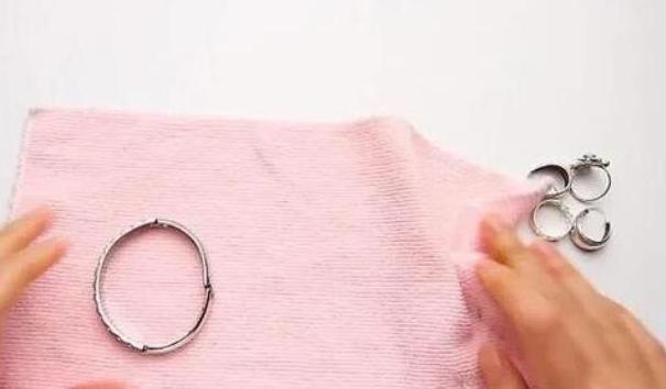 银饰变黑了在家怎么清洗,银首饰变黑了怎么能洗白呢