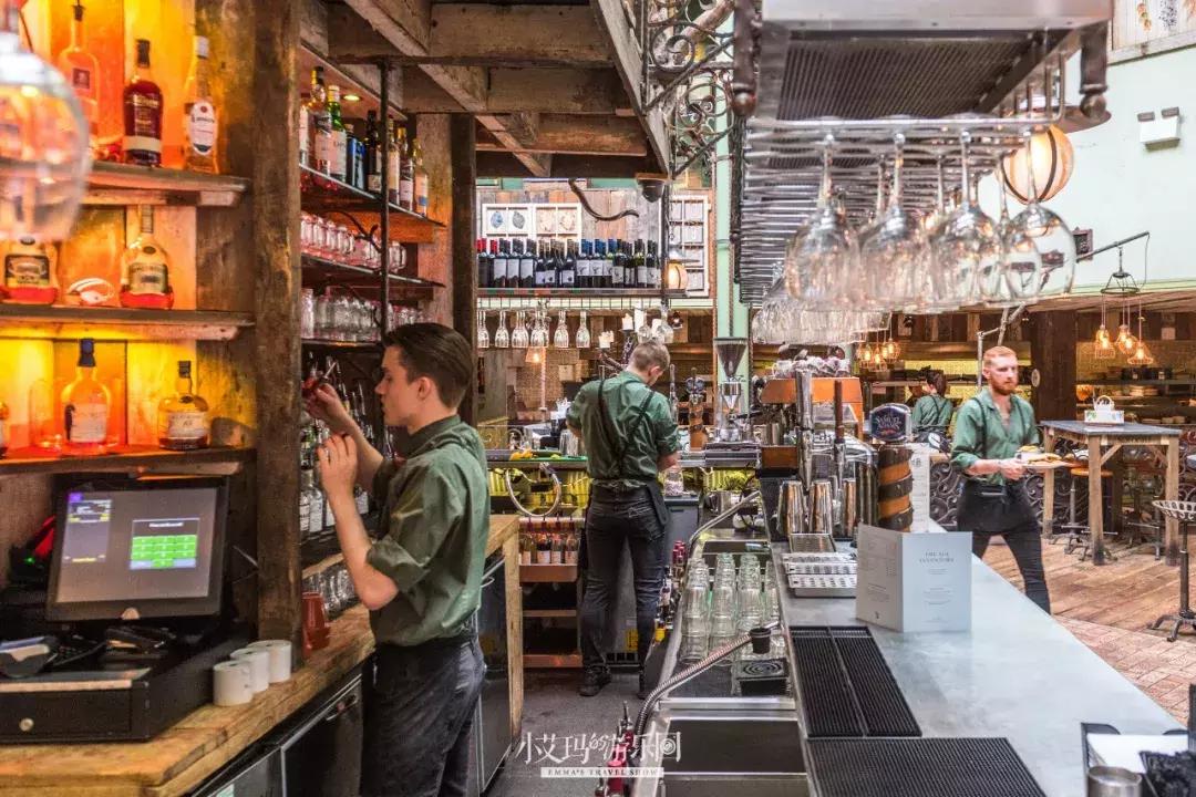 纽卡斯尔,店主为我弹奏了一把十万元的吉他