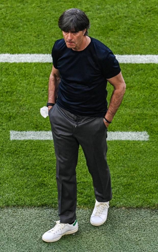 大饱眼福!欧洲杯名帅衣品赏析:索思盖特弃马甲曼奇尼秀阿玛尼