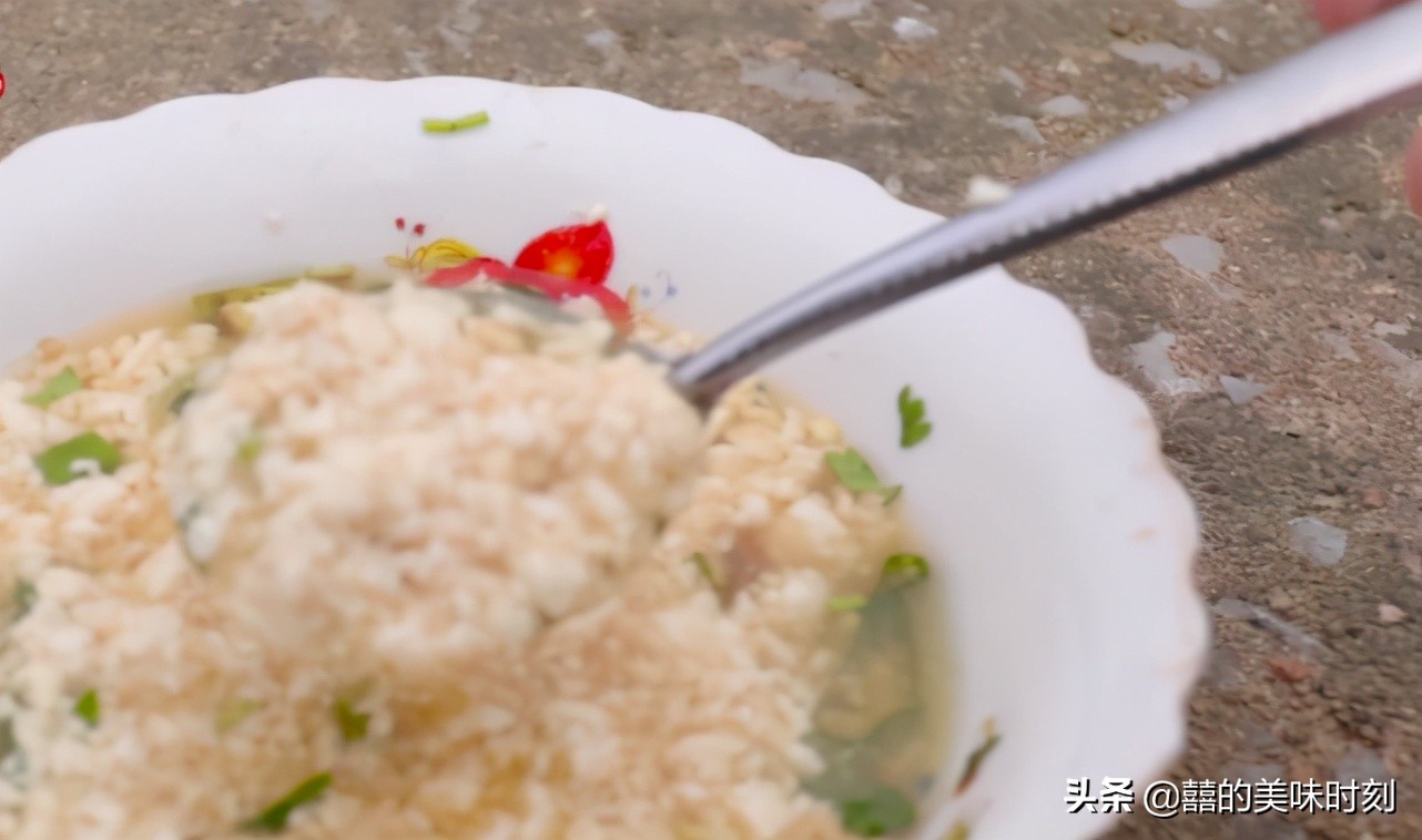 80后摆摊卖豆腐脑,山东大集2块钱豆腐脑