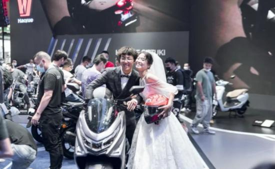 车展与婚纱的完美邂逅，抛开炸街事件，这届车展让我仅有的感动