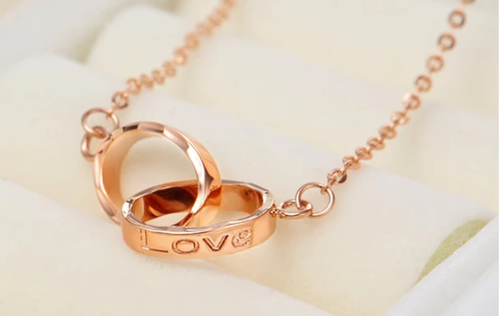 适合18岁戴的首饰,20岁女生戴什么金首饰好看