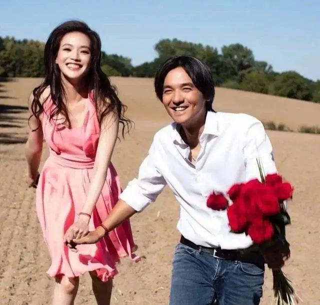 舒淇晒两人合照为丈夫庆生,舒淇与老公十指紧扣甜蜜恩爱