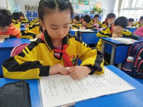 男孩被老师罚抄妈妈抖音,孩子被罚抄卷子五遍妈妈帮忙抄