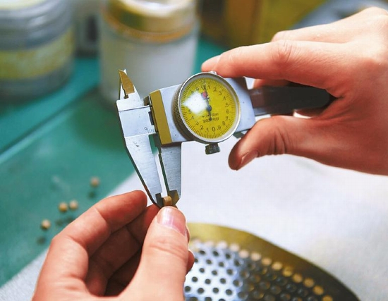 匠心传承成都老人120道工序出一个乒乓球拍