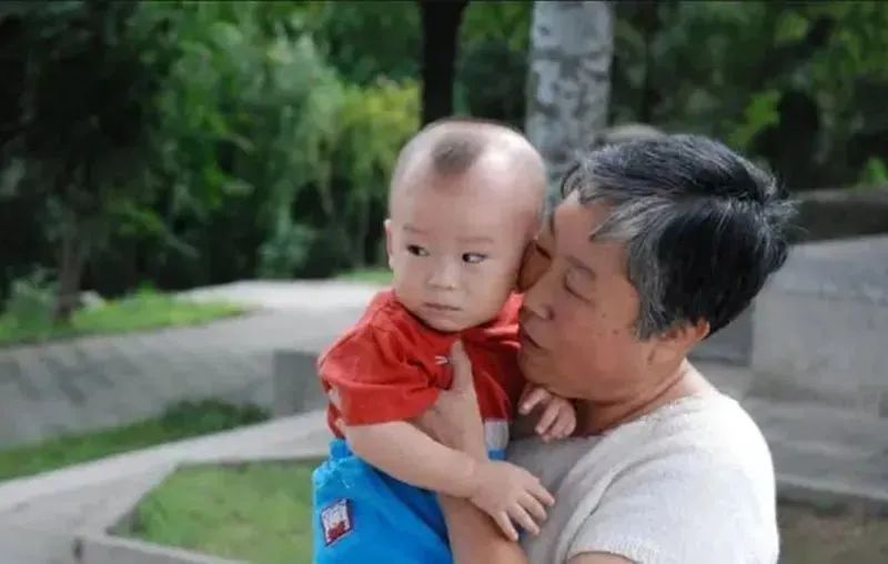 孩子无缘无故哭迷信说法,小孩子看到某个人就哭是怎么回事