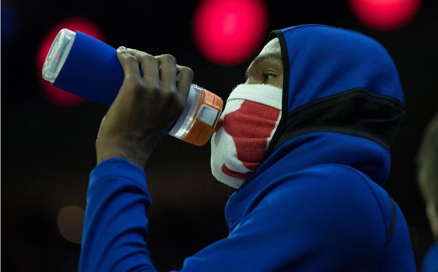 蠢萌!杜兰特忘记脸上毛巾蒙面喝水被球迷看到不好意思低头溜走