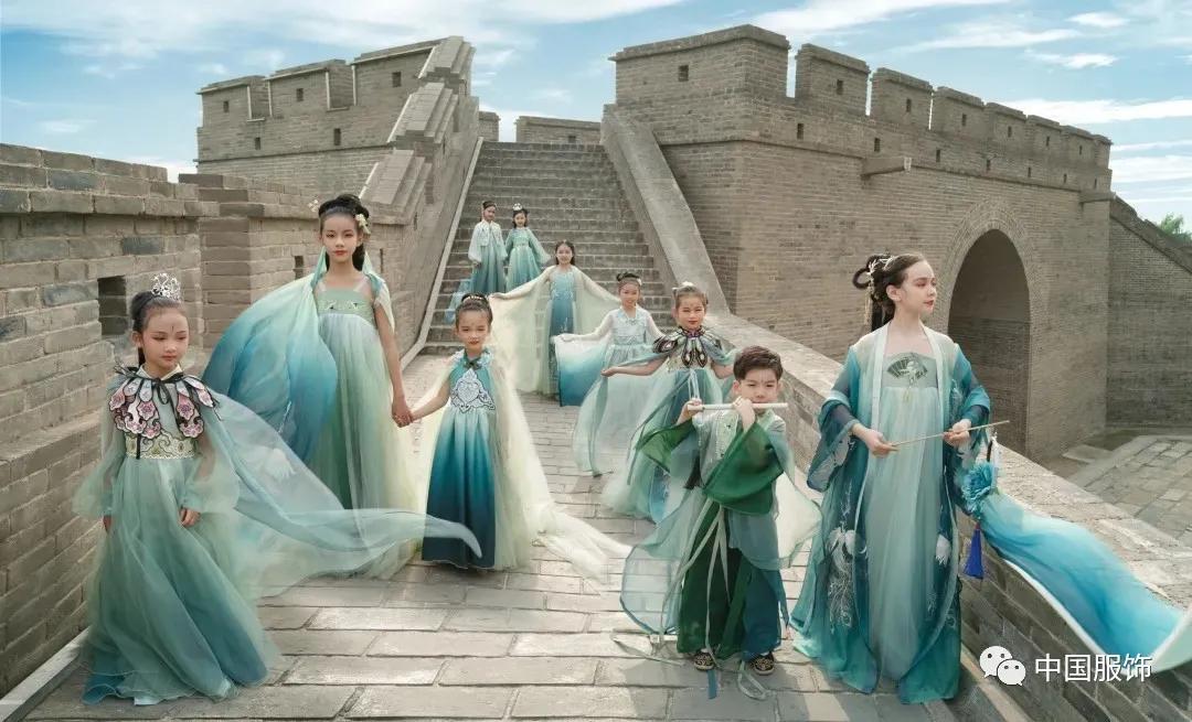 行业首发,JS蒋硕·肩上云×《中国服饰》杂志2021北京时装周上演汉服童装专场发布