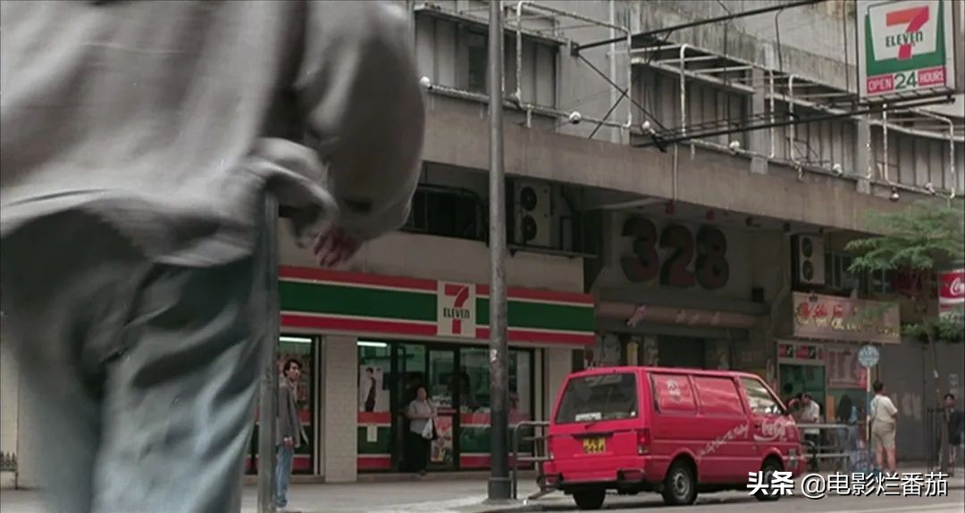 一急之下炒掉导演自己来，成龙在放火烧掉整条街后，电影终于大卖