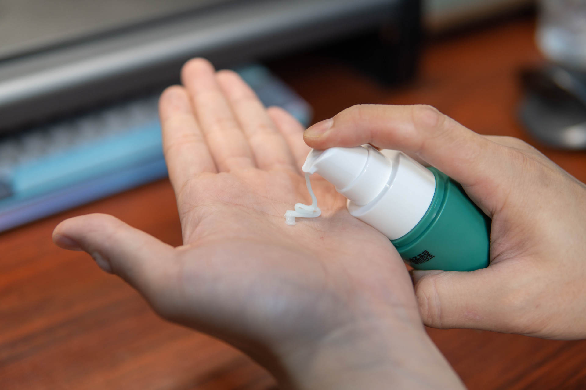 打工男孩的精致日常:一瓶十效,简单高效的畅醒多效焕颜醒肤露