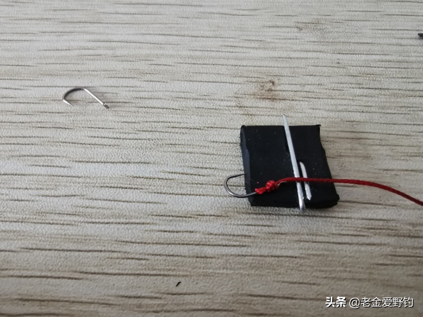 怎么用绑钩器绑钩简单又结实,绕线圈自制绑钩器可以绑袖钩