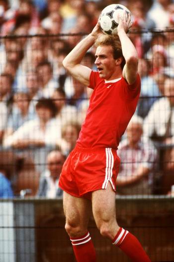 足球封神榜第一名鲁梅尼格,鲁梅尼格在世界足坛地位