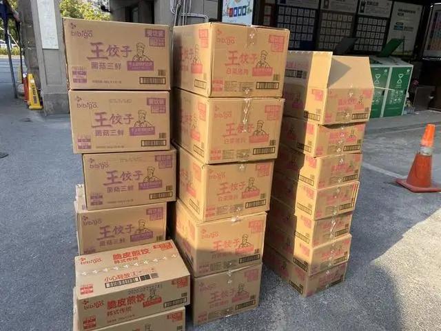 团过1.3吨鸡蛋、3吨大米还买空蹄膀店，杭州这个小区群太火爆！大牌都抢着入群