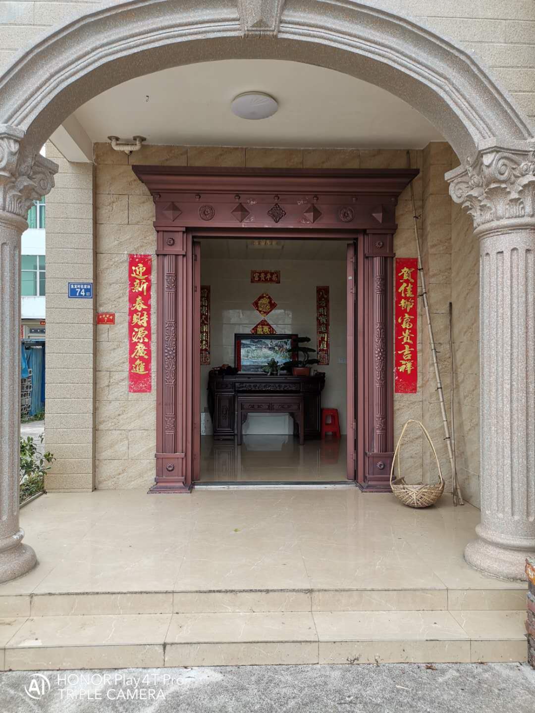 农村自建3000万豪华别墅,农村堂兄弟别墅